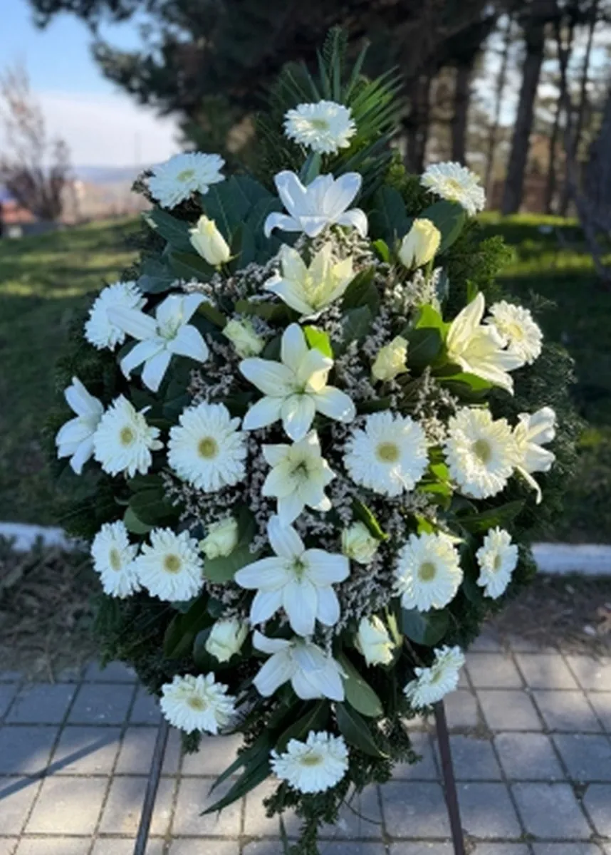 Beli venac: gerberi i ljiljani (V13)