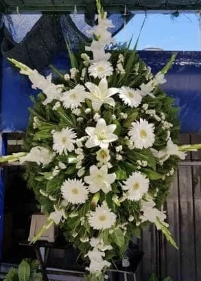 Beli venac: gerberi i ljiljani
