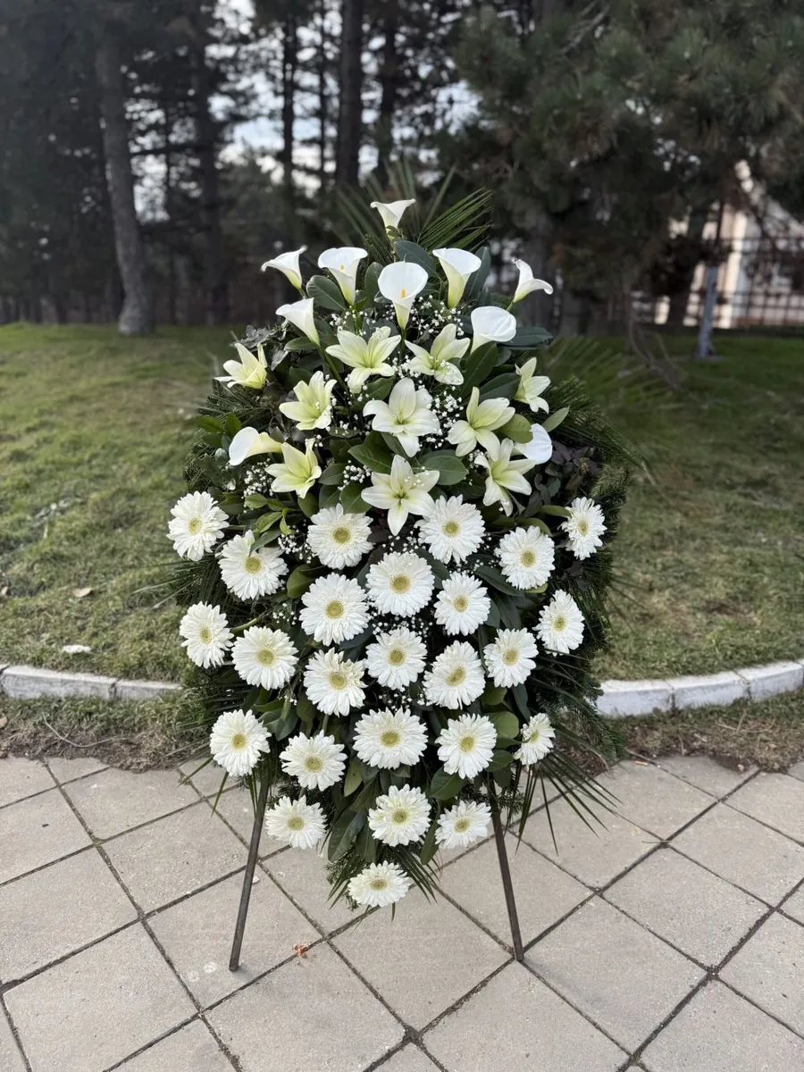 Beli venac: kale, ljiljani i hrizanteme