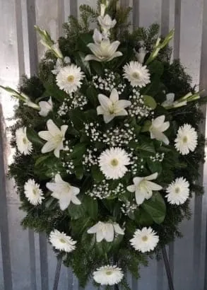 Beli venac: ljiljani, gerberi i gladiole (V71)
