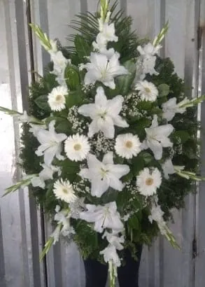 Beli venac: ljiljani, gerberi i gladiole