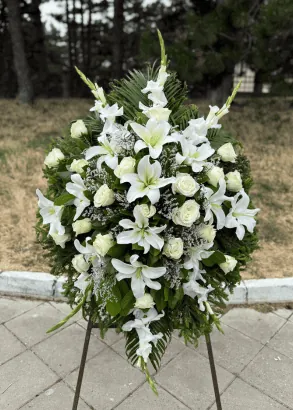 Beli venac: ljiljani, ruže i gladiole