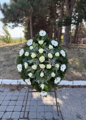 Beli venac: ruže i gerberi