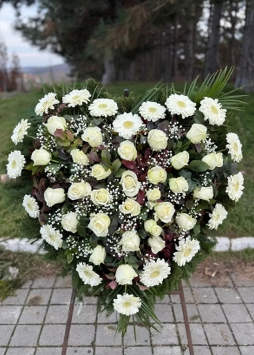 Beli venac u obliku srca: gerberi i ruže