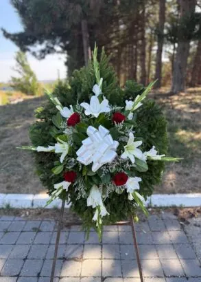 Belo-crveni venac: ljiljani i gladiole