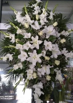 Belo-krem venac: ljiljani i gladiole