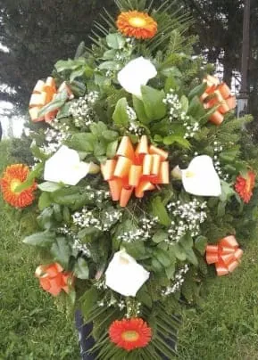 Belo-narandžasti venac: kale i gerberi
