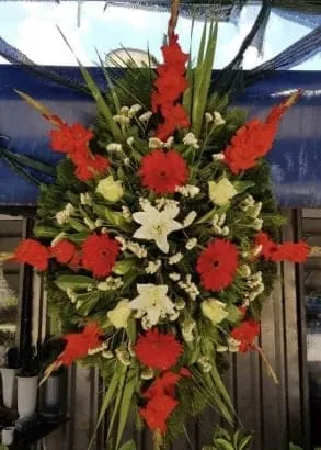 Crveno-beli venac: gerberi i gladiole