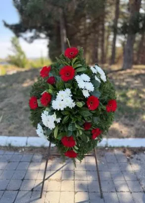 Crveno-beli venac: gerberi i hrizanteme