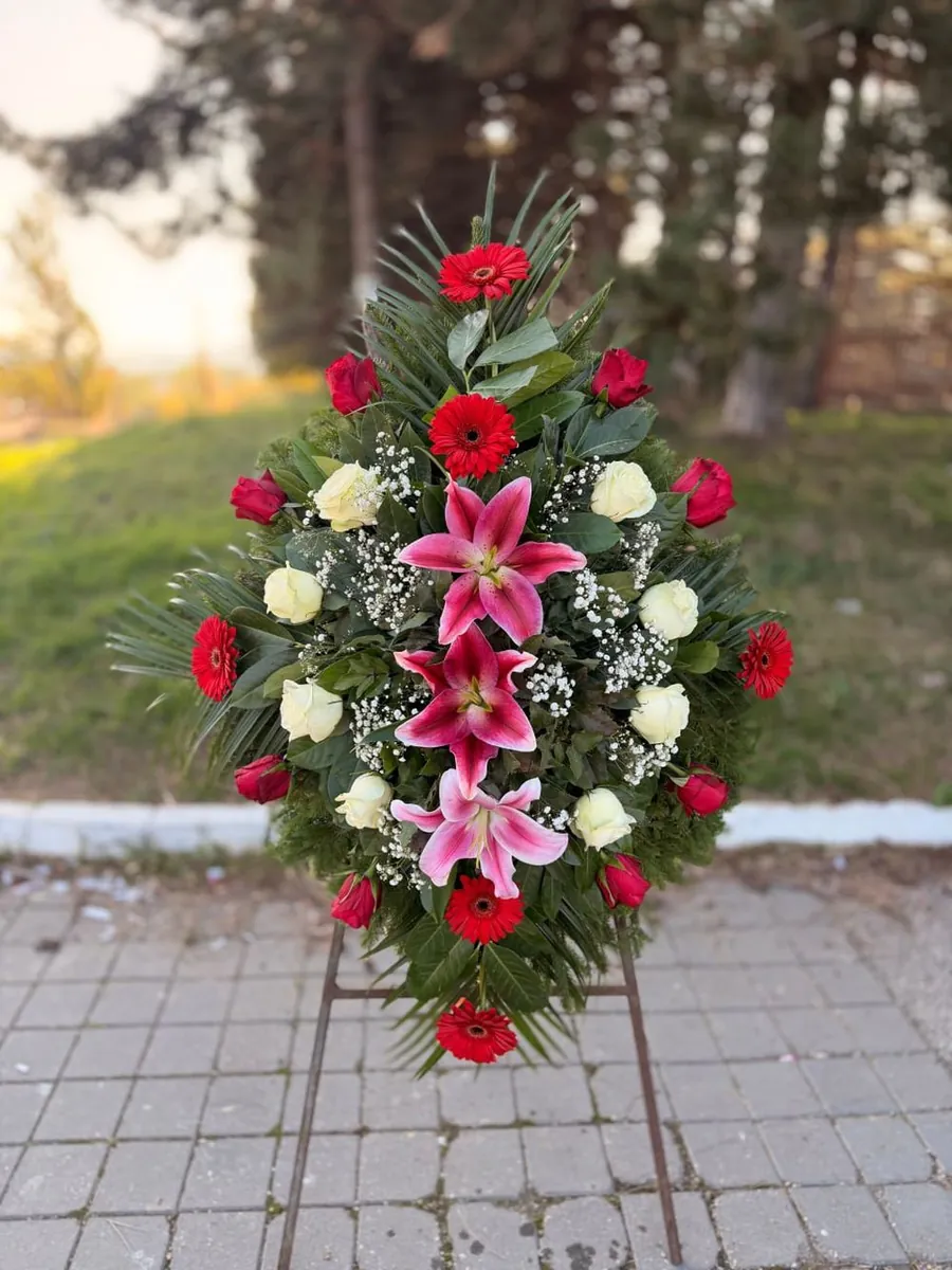 Crveno-ružičasti venac: gerberi i ljiljani
