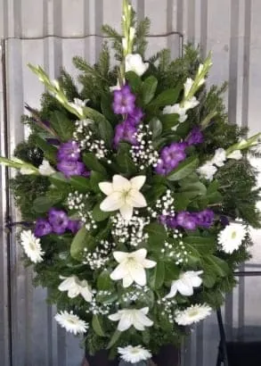 Ljubičasto-beli venac: gladiole i ljiljani